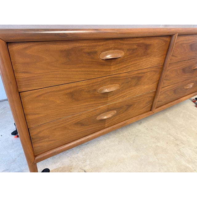 1960s 1960s Freshly Refinished Widdicomb Mid-Century Modern 6-Drawer Walnut Dresser – MCM Beauty! For Sale - Image 5 of 18