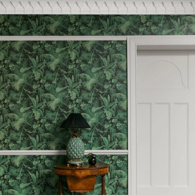 Celebrate the natural world with the PAMPAS print. The eye-catching design depicts the intertwining silhouettes and shadow...