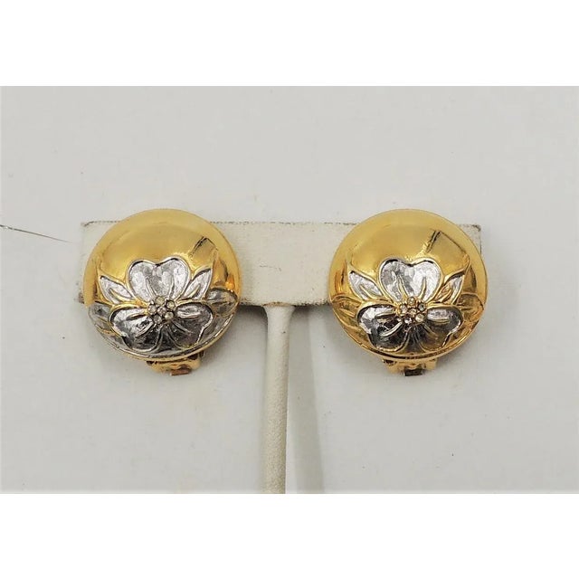 This is part of Chairish’s Costume Jewelry assortment. 1980s round goldtone and brushed rhodium plate flowers with tiny...