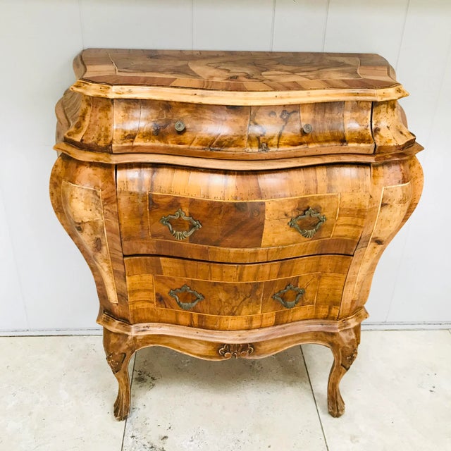 Fabulous ‘petite bombe Italienne’ with inlaid olive wood marquetry veneer and original, bronze hardware. Two big drawers...