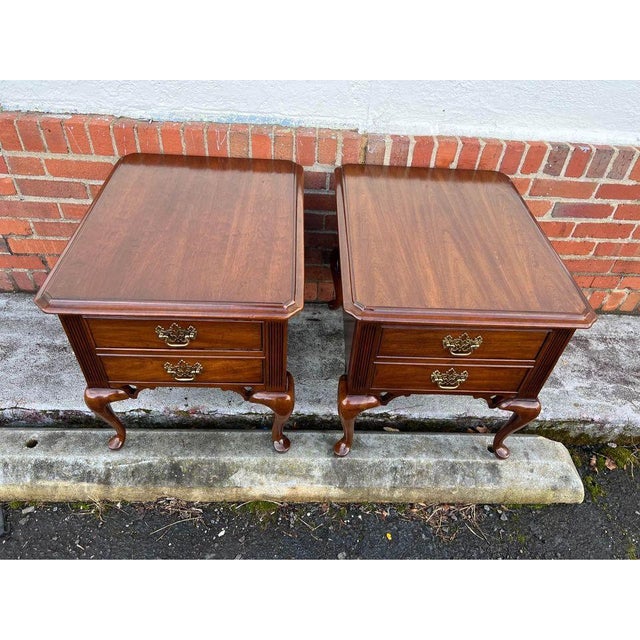 Late 20th Century Pair of Vintage Thomasville Queen Anne Style Solid Cherry 2 Drawer Nightstands With Glass Top For Sale In Washington DC - Image 6 of 11