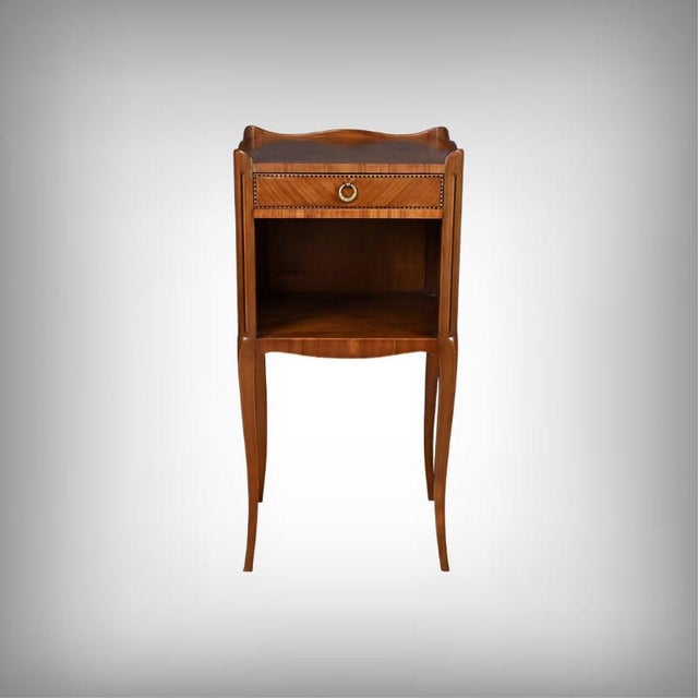 This Transition style coffee table captivates with the refined elegance of its marquetry in mahogany and oak. The top,...