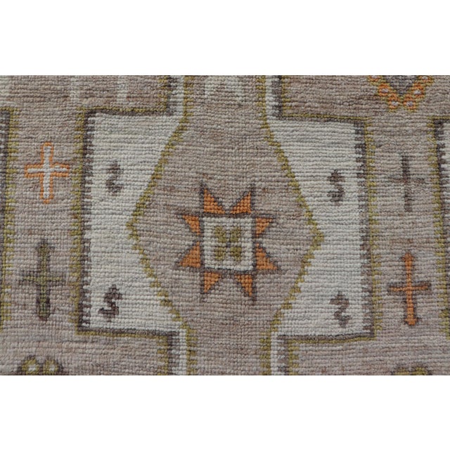 Geometric All-Over Design Gallery Turkish Oushak Rug in Soft Ivory and Taupe For Sale - Image 11 of 13
