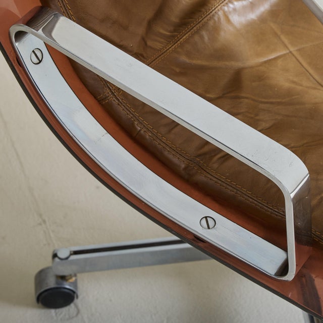 French Plexiglass Desk Chair with Leather Cushion Attributed Apelbaum, 1960s For Sale - Image 11 of 11