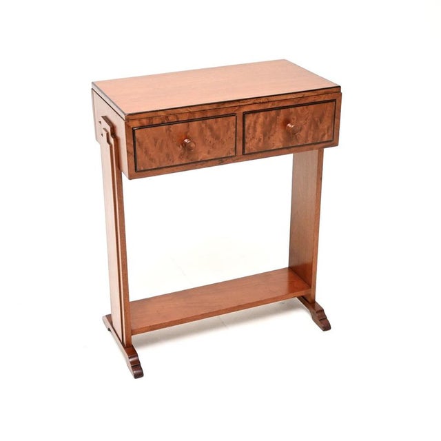 A beautifully made Art Deco satin birch side table, made in England and dating from the 1930’s. This is of wonderful...