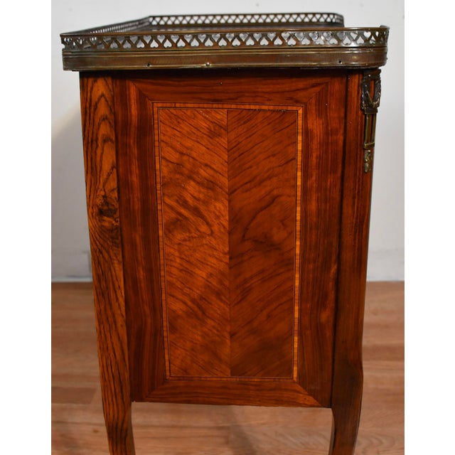 1900 French Louis XV Walnut Satinwood Marble Top Nightstand Bedside Table For Sale - Image 6 of 14