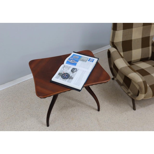 Occasional mid century coffee table Atelier Borsani, Varedo 1940s. It is made of mahogany and walnut wood. It has...