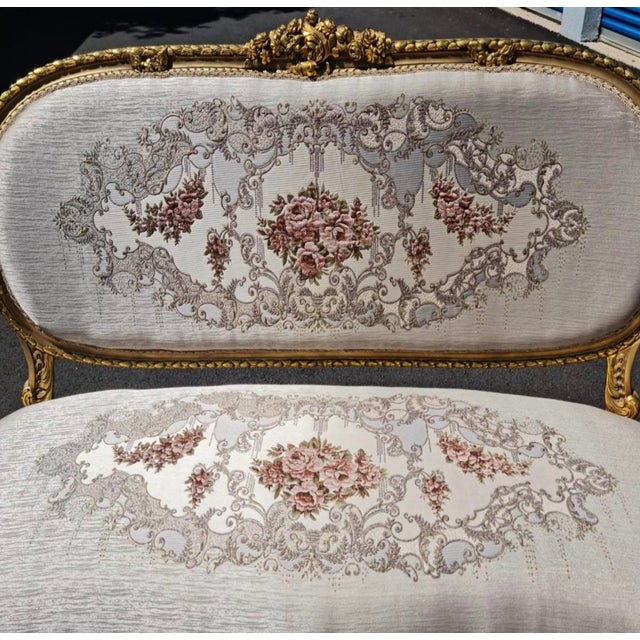 Victorian Simple Gold Leaf French-Style Victorian Settee Chair – Elegant Antique-Inspired Sofa For Sale - Image 3 of 6