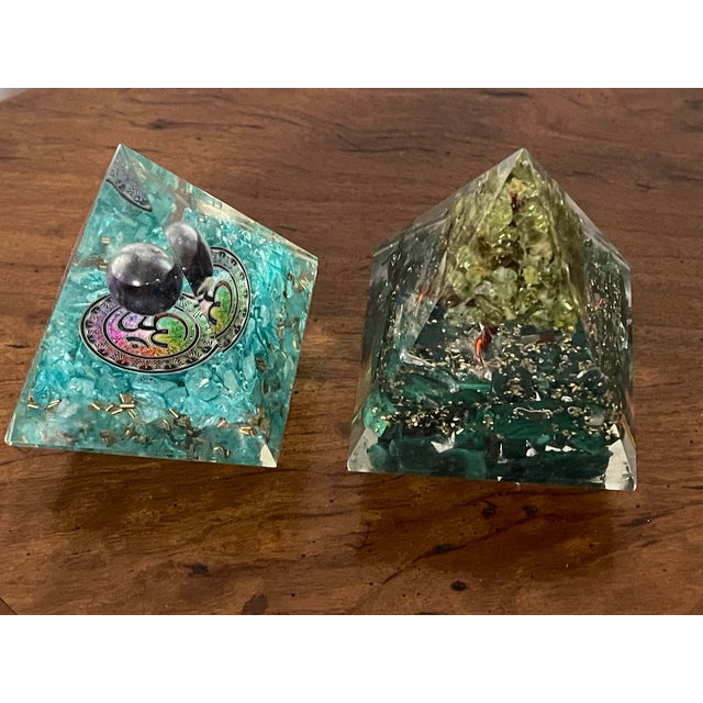 Art Deco Pair Vintage Lucite Artissn Piramids Lamp Finials For Sale - Image 3 of 3