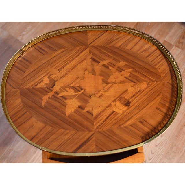 French 1930s French Style Satinwood Inlaid Pair of Nightstands / Bedside Tables, 2 Pieces For Sale - Image 3 of 17