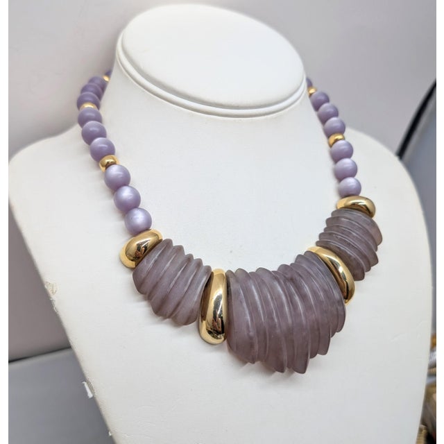 American Vintage 1985 Signed Napier Purple "Sherbet" Molded Lucite Collar Necklace For Sale - Image 3 of 12