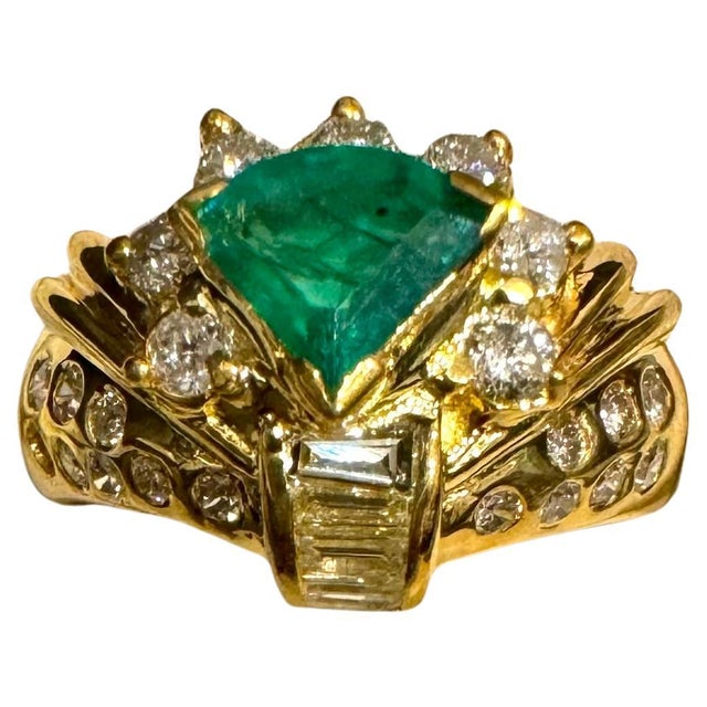 Natural Trillion Emerald & 0.60 Carat Diamond Ring 18 Kt Yellow Gold Size 5.2 For Sale - Image 17 of 18