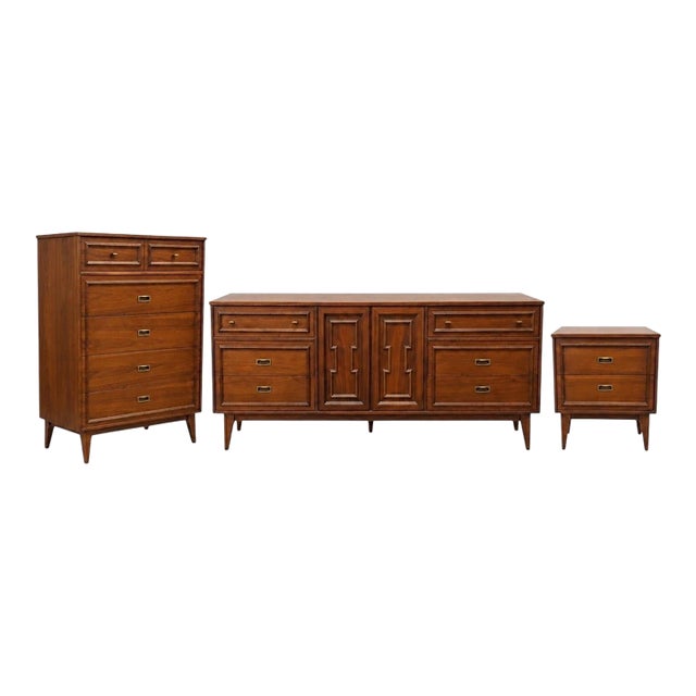 Mid-Century Modern 3-Piece Walnut Bedroom Set For Sale