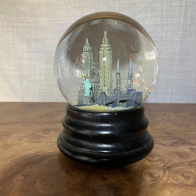Sak’s Fifth Avenue New York City Musical Snow Globe For Sale - Image 4 of 10