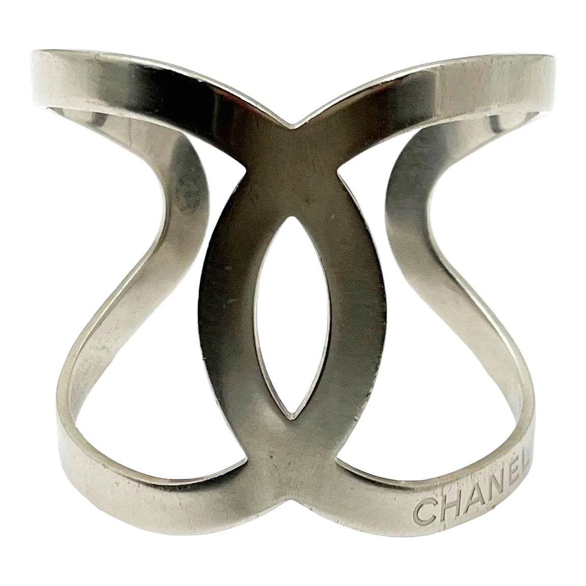 【手元を美しく】CHANEL CCロゴ クリスタル チュール グローブ Chanel Silver CC Curve Large Cuff | Chairish