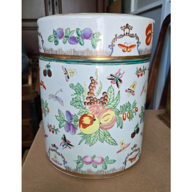 Large Famille Rose Chinese Porcelain Tea Caddy. 19th century. Pristine condition. Dimensions : 10" high x 8" diameter....