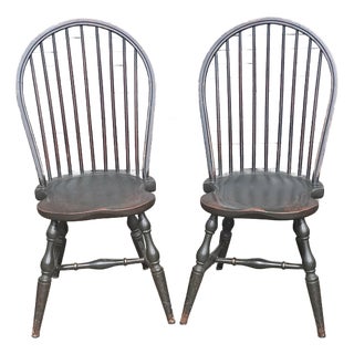 Pair of Late 20th Century David T Smith Bow Back Windsor Chairs Dark Green Finish Ohio Bench Made For Sale
