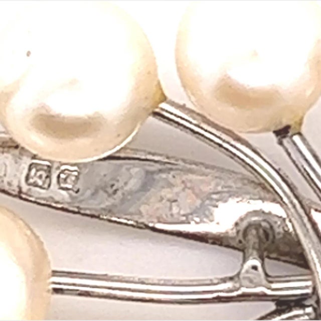 1990s Mikimoto Estate Akoya Pearl Brooch Sterling Silver For Sale In New York - Image 6 of 11