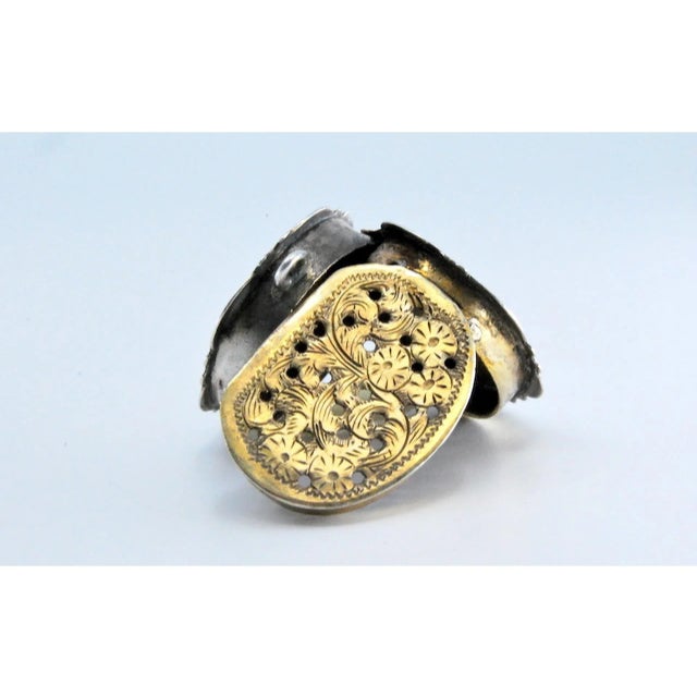 Edward VII Oval Silver and Gold Vinaigrette Box with Engravings For Sale - Image 3 of 10