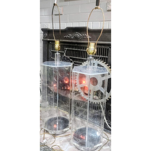 Vintage Hollywood Regency Faceted Hexagonal Lucite Table Lamps (1970s) - Pair Overview Offered for your consideration is a...