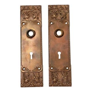 Share Pair Antique Ornate 1800's Bronze Escutcheon Door Knob Hardware Backplate Mount For Sale