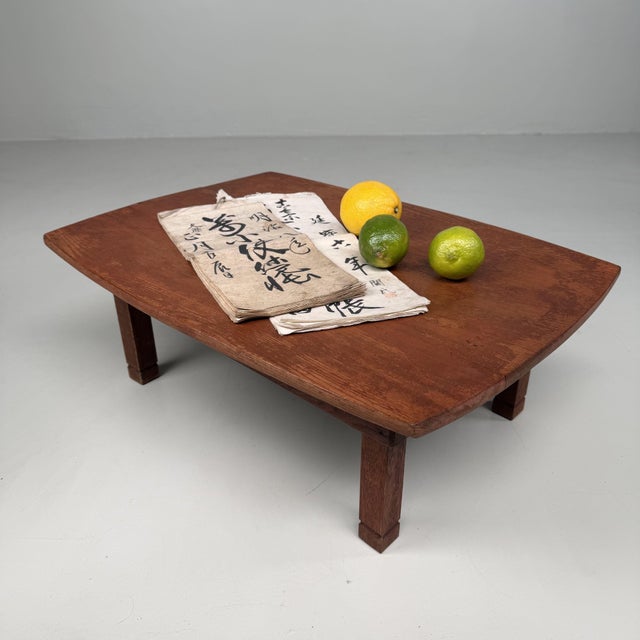 This small Japanese table from the 1950s has a restrained and refined appearance. Dimensions: height 21 cm, width 59 cm,...