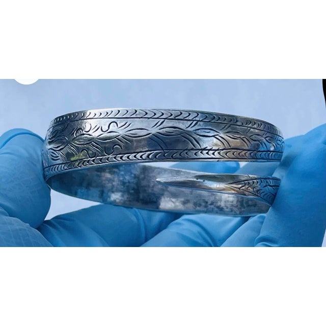 Silver 1980s Hmong Hill Tribe Sterling Silver Double Wrap Cuff, Unisex For Sale - Image 8 of 12