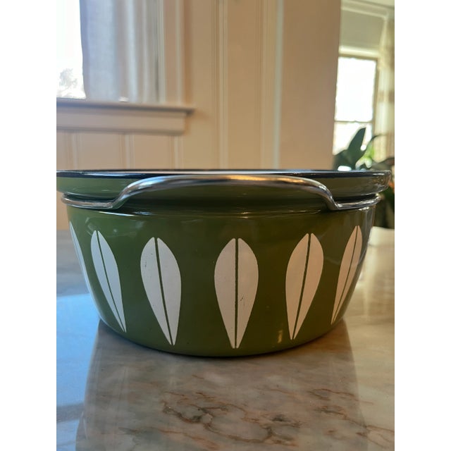 Metal 1960s Cathrineholm Mid-Century Lotus Pattern in White on Avocado Enamelware Casserole With Lid For Sale - Image 7 of 11
