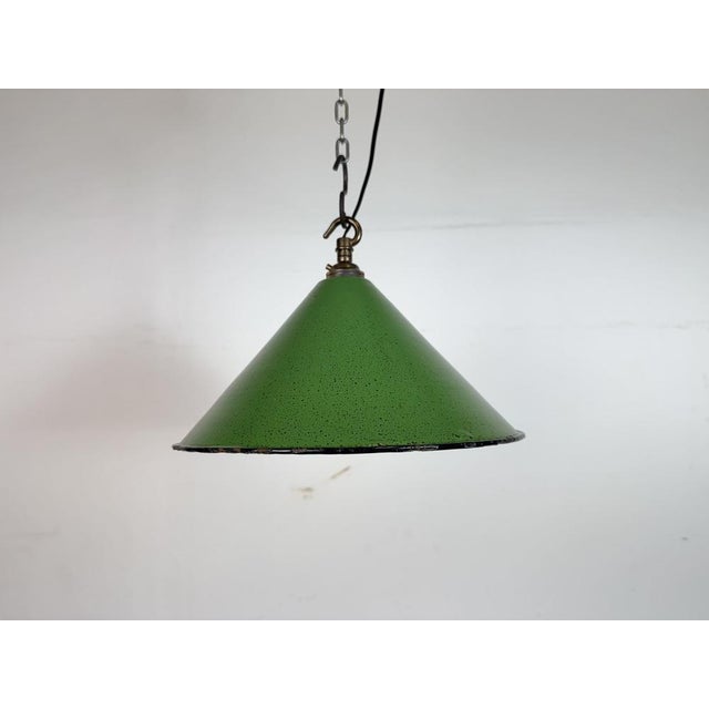 Industrial green enamel factory pendant light made in United Kingdom during the 1950s . White enamel inside the shade....