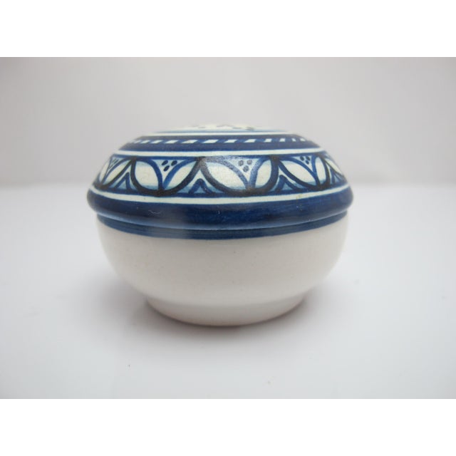 Farmhouse Deruta Orvieto Italian Blue & White Maiolica Pottery Small Lidded Trinket Dish For Sale - Image 3 of 7