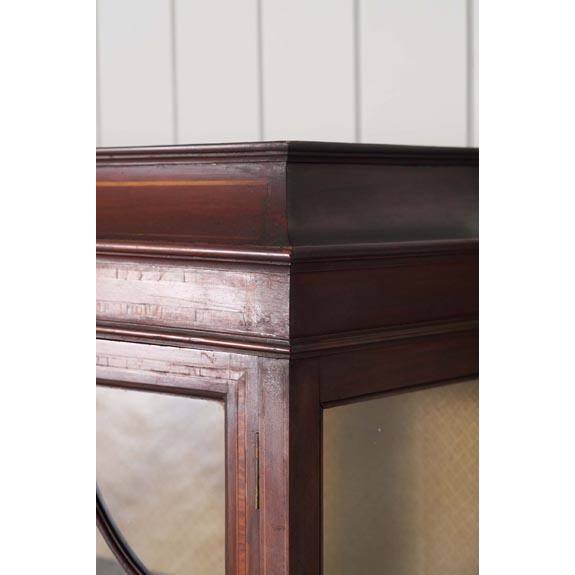 1910s Edwardian Sheraton Revival Mahogany Glass Front Display Case on Spade Legs For Sale - Image 10 of 11