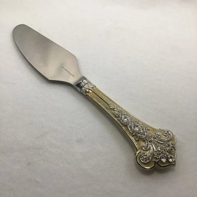 2000’s Jay Strongwater Enameled & Swarovski Crystal Cake Server For Sale - Image 13 of 13