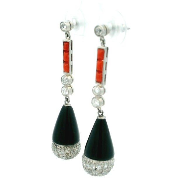 1990s Pair of French Art Deco Revival Platinum Diamond Coral Onyx Drop Earrings For Sale - Image 10 of 12