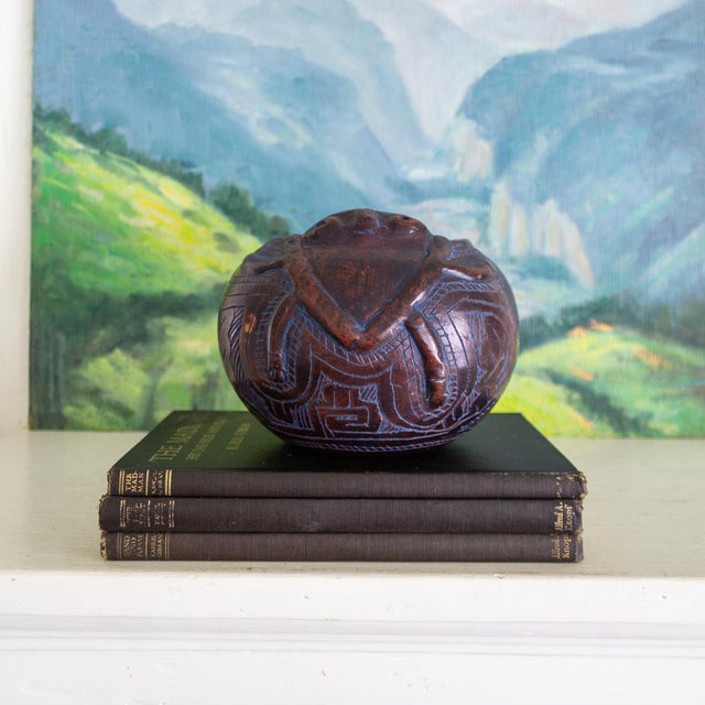 Indigenous Brazilian Reis Para Pottery Etched Ceramic Frog Bowl in Burgundy Red and Blue For Sale - Image 16 of 16