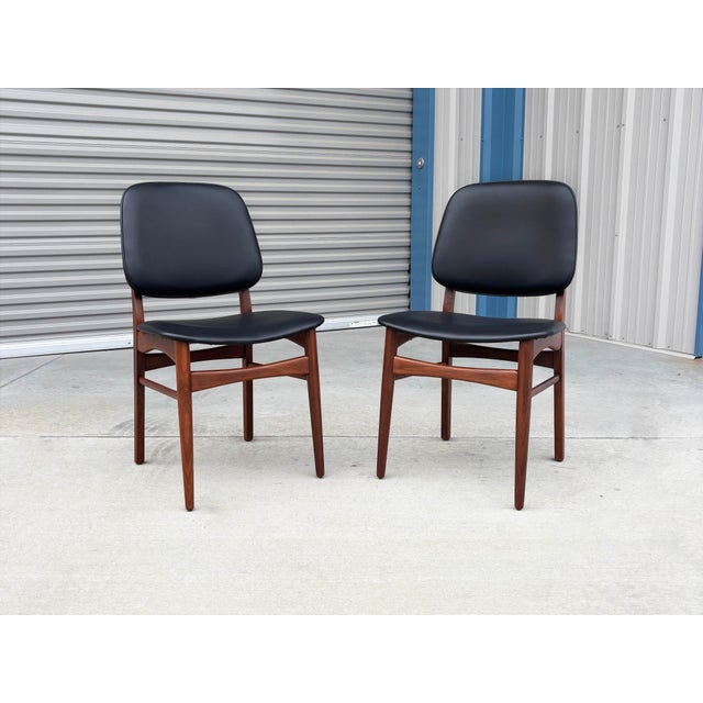 1960s Set of 6 Refinished Danish Modern Teak & Black Vinyl Dining Chairs- Set of 6 For Sale - Image 9 of 15