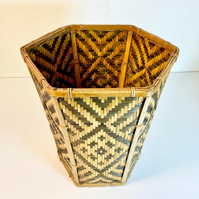 English 1970s Vintage Boho Chic British Colonial Split Reed Hexagonal Woven Wicker Wastebasket. For Sale - Image 3 of 12