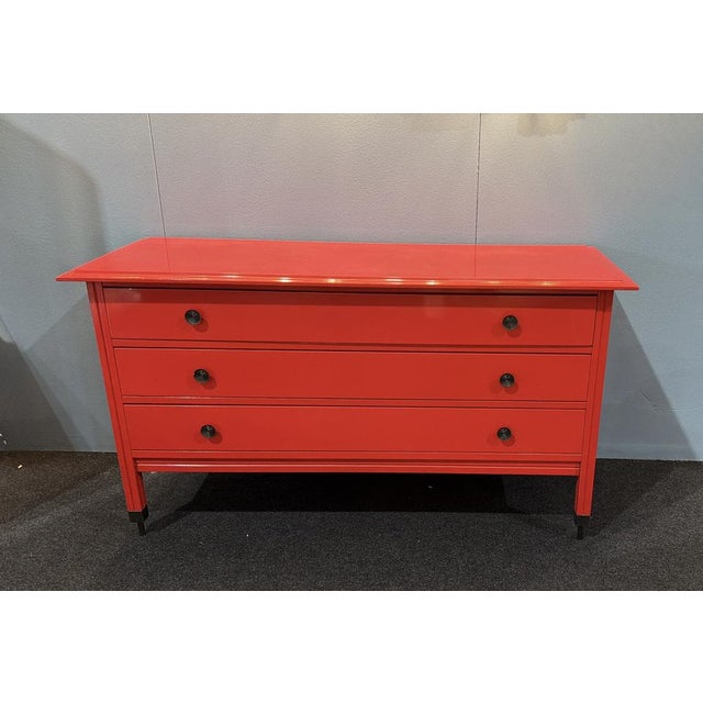 Cassettone in lacca rossa design Carlo de Carlo prod. Sormani 1970 , puntali e pomoli in ottone brunito , serratura a lato...