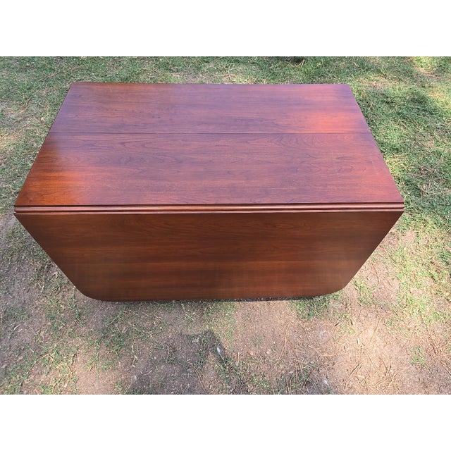 1990s Wooden Henkel Harris Cherry Dining Table Virginia Galleries Gate Leg Drop Leaf Table For Sale - Image 12 of 17