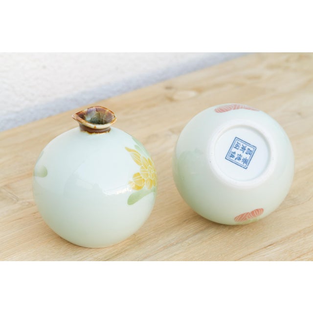 1970s Pair of Hand-Painted Narcissus Floral Porcelain Vase For Sale - Image 5 of 6
