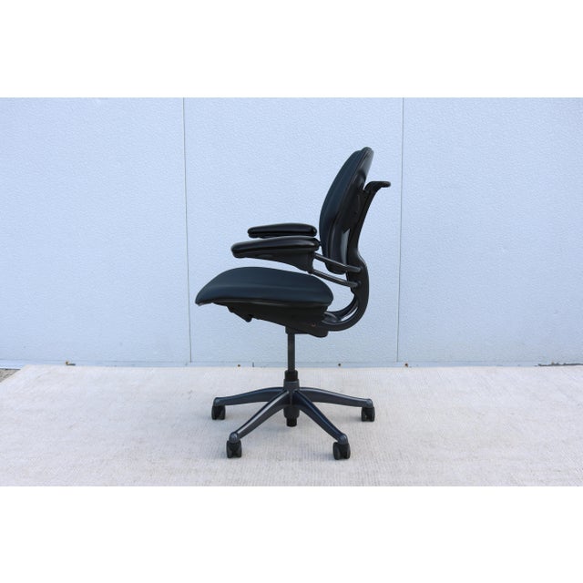 Gray Humanscale Freedom Ergonomic Task Desk Chair in Graphite Leather, Slightly Used For Sale - Image 8 of 18