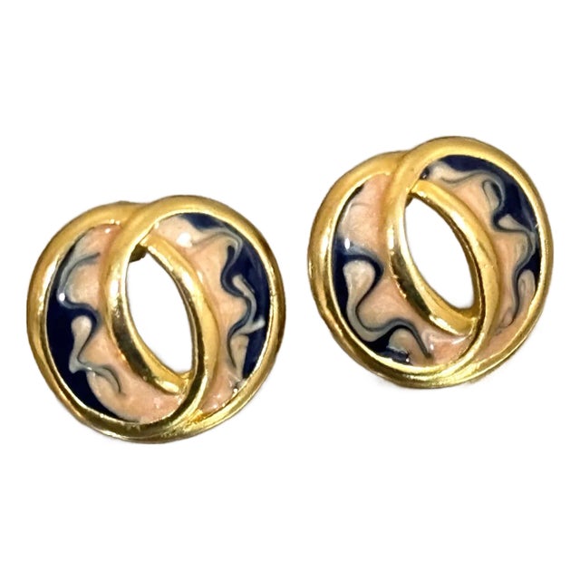 80s Gold Tone / Blue Swirl "O" Stud Earrings For Sale