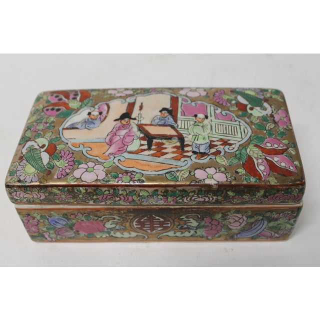 17th Century Chinese Porcelain Covered Box With Figural Decoration For Sale - Image 11 of 11