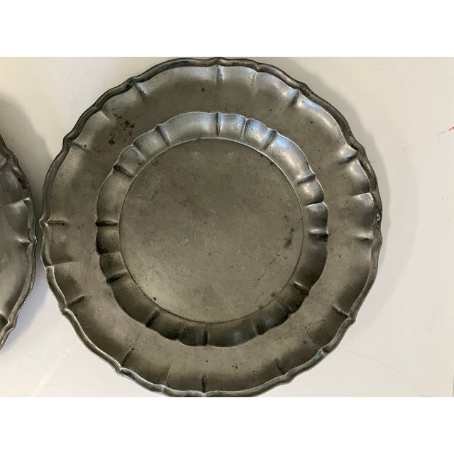 Early 20th Century Pair of Antique Pewter Plates – Scalloped Rim Design, Colonial Revival Style, Circa 1900 For Sale - Image 5 of 10