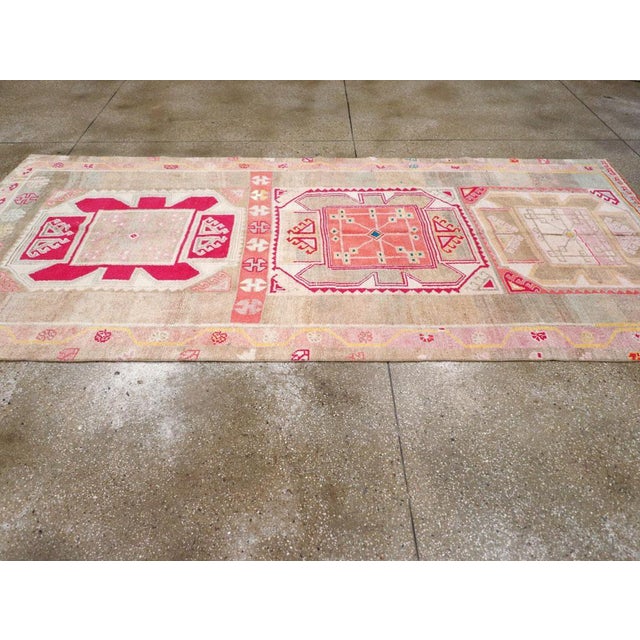 Galerie Shabab Collection Mid-20th Century Handmade Turkish Anatolian Gallery Carpet For Sale In New York - Image 6 of 10