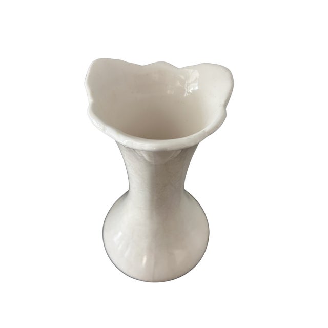 Ivory Vintage Shawnee Pottery Attributed White Vase – Ruffled Rim Opalescent Glaze Mid-Century American Art Pottery For Sale - Image 8 of 10