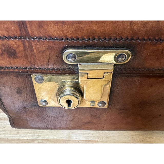 Brown Edwardian English Leather & Brass Suitcase by Army & Navy CSL London Circa 1910 For Sale - Image 8 of 18