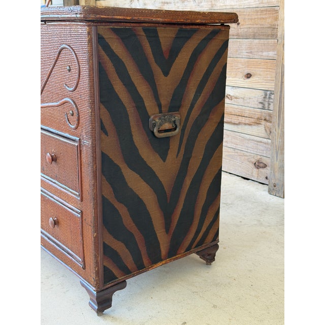 English Late 19th Century British Colonial Style Safari Wicker Storage Chest For Sale - Image 3 of 12
