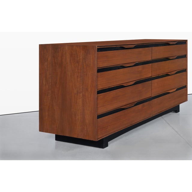 Glenn of California Mid-Century Modern Walnut Dresser by John Kapel for Glenn of California For Sale - Image 4 of 14