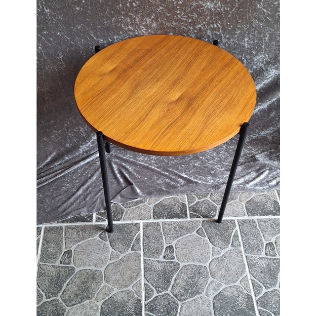 Vintage Side Table with Black Metal Frame and Round Teak Top, 1970s, in Good conditions. Designed 1970 to 1979
