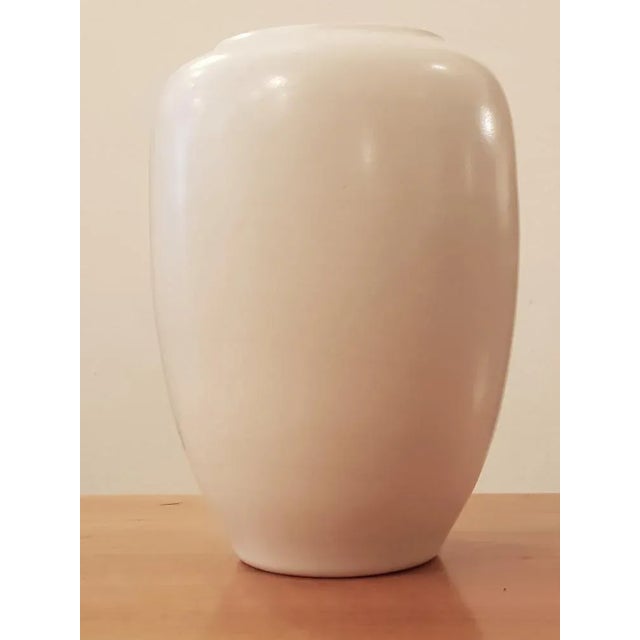 According to the catalog "Bontjes Aspekte", Keramikmuseum Berlin, only 100 pieces of this model BK 15/16 were made. Silky...